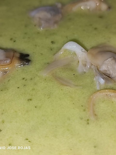 Una foto de Crema de calabacín y almejas