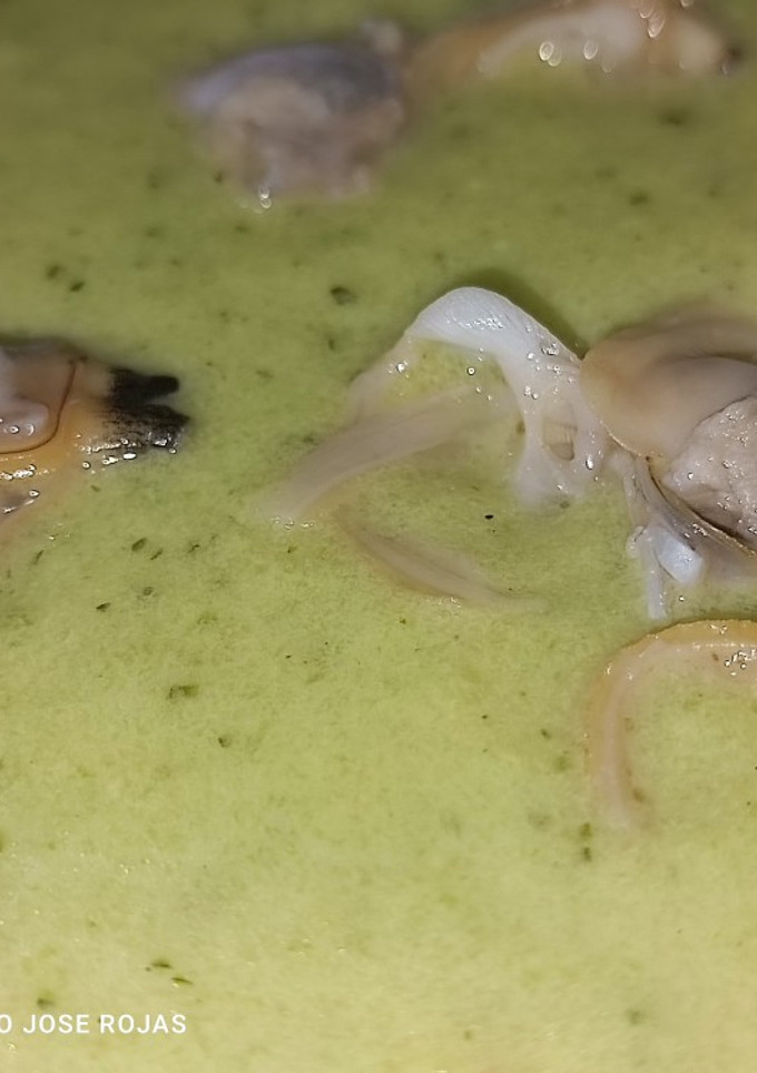 Una foto de Crema de calabacín y almejas