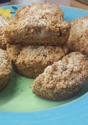 Una foto de Muffins integrales arenados de pera 🍐