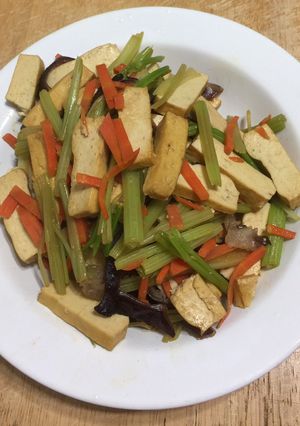 芹菜炒豆干 的食譜成品照片