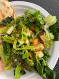 Ensalada fresca con manzana y aderezo de tahini