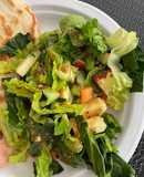 Ensalada fresca con manzana y aderezo de tahini