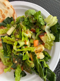 Una foto de Ensalada fresca con manzana y aderezo de tahini