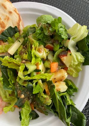 Una foto de Ensalada fresca con manzana y aderezo de tahini