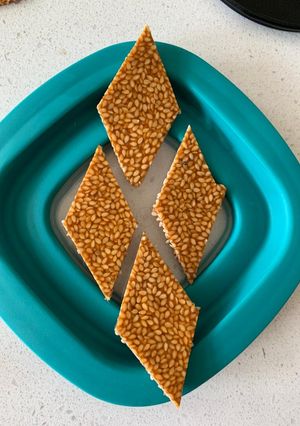 તલ ની ચીકી (Til Chiki Recipe In Gujarati) રેસીપી મુખ્ય ફોટો