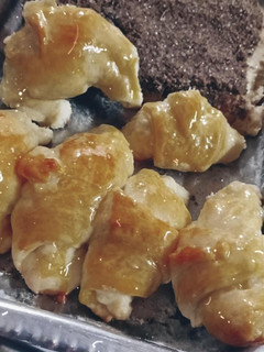 Una foto de Medialunas y torta negra