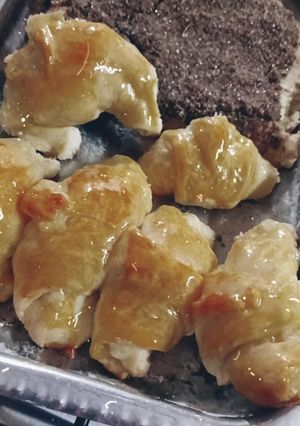 Una foto de Medialunas y torta negra