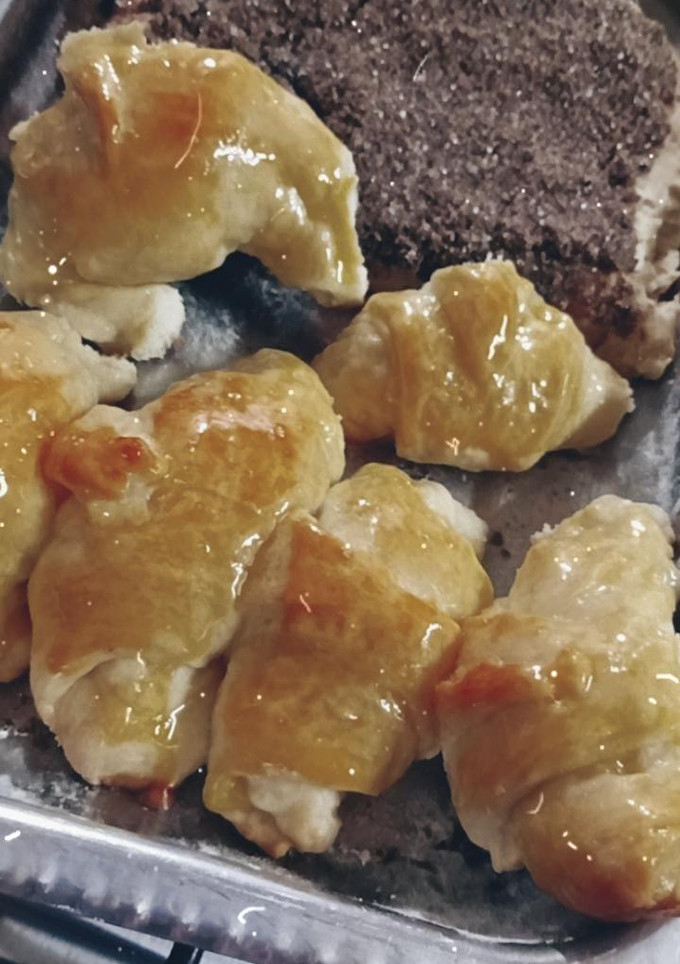 Una foto de Medialunas y torta negra