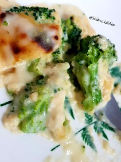 صورة لوصفة بروكلي مع البشاميل وصوص جبنة🧀 الشيدر🥦