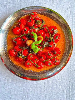 Una foto de Tomatitos cherry en rama confitados