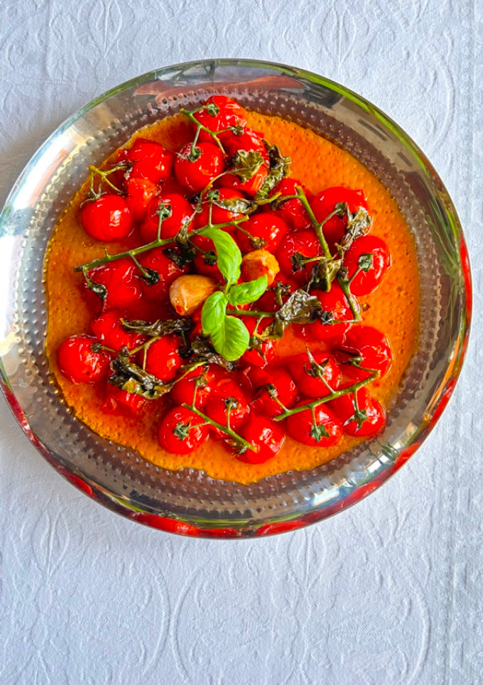 Una foto de Tomatitos cherry en rama confitados