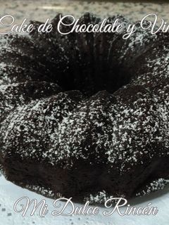 Una foto de Bundt cake de chocolate y vino tinto