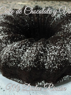 Una foto de Bundt cake de chocolate y vino tinto