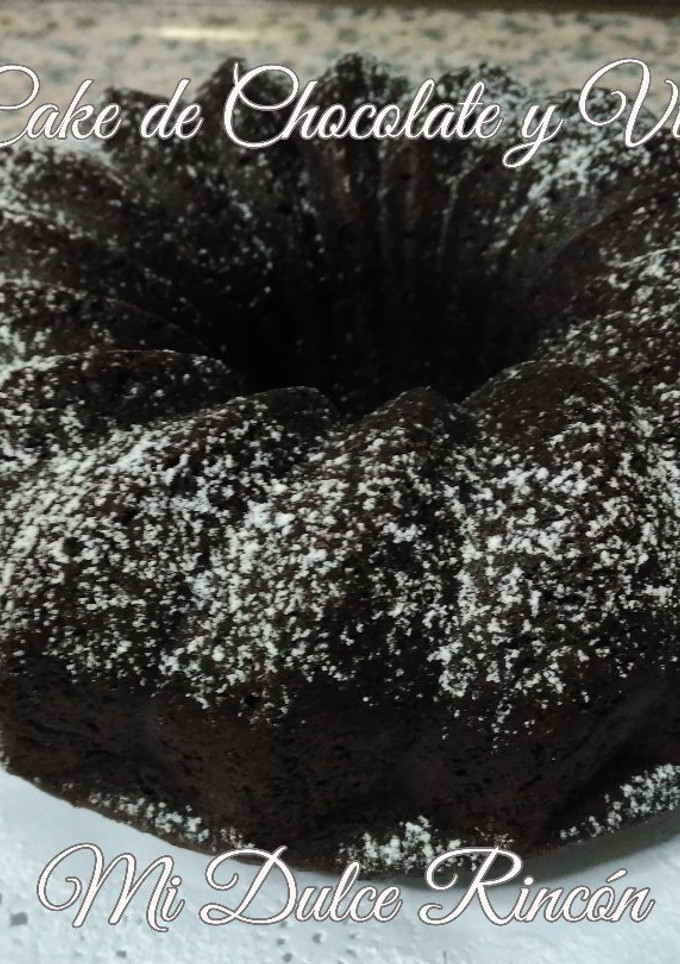 Una foto de Bundt cake de chocolate y vino tinto