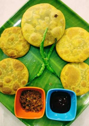 મગ દાળ કચોરી(mung dal kachori in Gujarati) રેસીપી મુખ્ય ફોટો