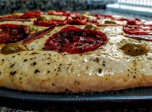 Una foto de FOCACCIA🍕Con Tomates🍅Secos y Anchoas...!