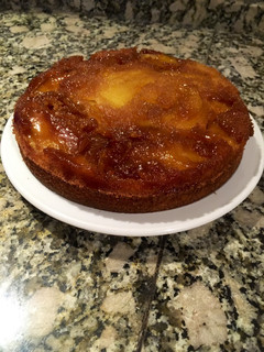 Una foto de Torta de manzana húmeda 🍎 invertida(sin gluten)