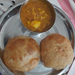 A picture of Aloo puri.