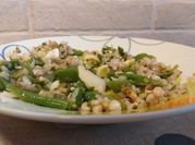 Una foto de ensalada de vainas