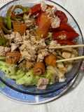 Poke bowl (salmón ahumado, atún, arroz, y vegetales)