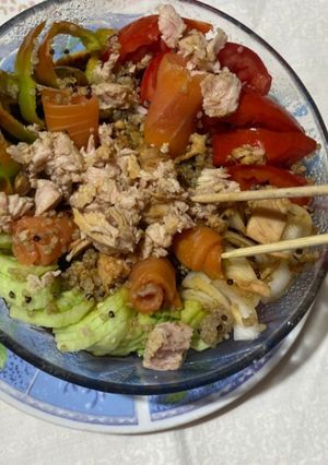 Una foto de Poke bowl (salmón ahumado, atún, arroz, y vegetales)