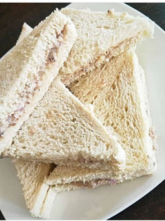 A picture of Sardine sandwich.