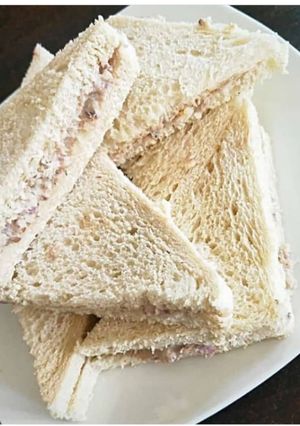 A picture of Sardine sandwich.