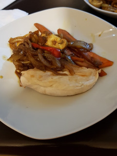 Una foto de Pollo a la plancha con verduras salteadas