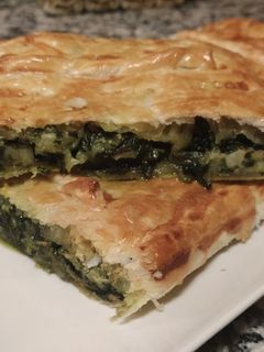 Una foto de Empanada de espinacas, bacon, queso de cabra y patata