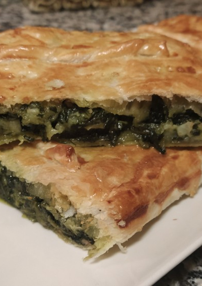 Una foto de Empanada de espinacas, bacon, queso de cabra y patata