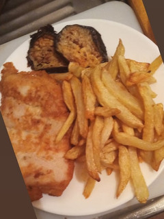 Una foto de Tollo con berenjenas papas fritas