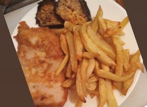 Una foto de Tollo con berenjenas papas fritas