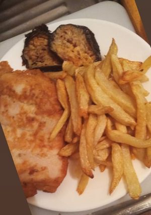 Una foto de Tollo con berenjenas papas fritas