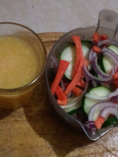 Una foto de Ensalada Fresca🥕🥒 con jugo de naranja 🍊 #verano