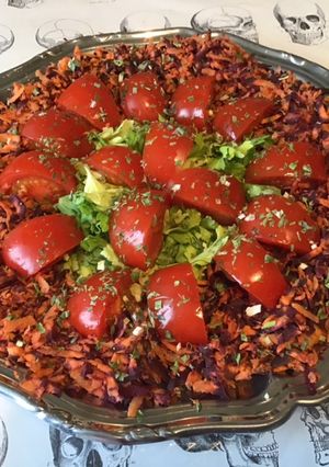 Une photo de Salade de céleri branche,tomates et carottes violettes