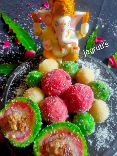 પંચરંગી સ્ટફ લાડુ(stuff ladu recipe in gujarati) રેસીપી મુખ્ય ફોટો