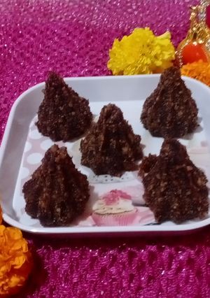 ચોકલેટ ચુરમા ના મોદક (Chocolate Churma Modak Recipe In Gujarati) રેસીપી મુખ્ય ફોટો
