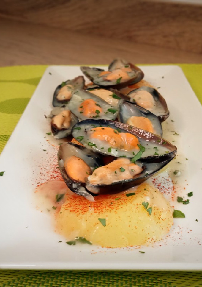 Una foto de Patatas con mejillones