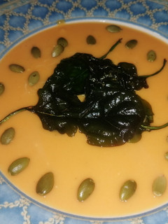 Una foto de Crema de calabaza con cristal de espinacas baby