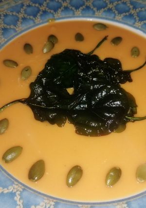 Una foto de Crema de calabaza con cristal de espinacas baby