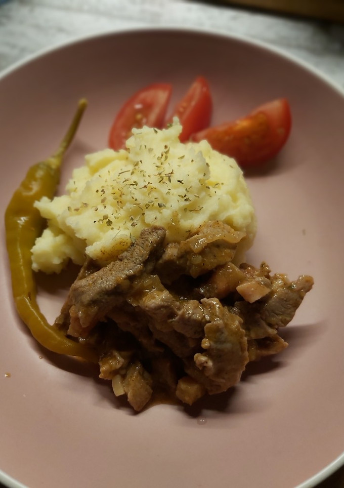 Hagymás szűzérme krumplipürével recept fotója