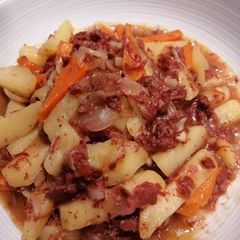 A picture of Corned beef w/ Potato.