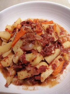 A picture of Corned beef w/ Potato.