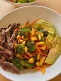 Ensalada caliente de vegetales con tiras de carne y salsa agridulce