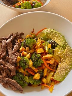 Una foto de Ensalada caliente de vegetales con tiras de carne y salsa agridulce