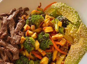 Una foto de Ensalada caliente de vegetales con tiras de carne y salsa agridulce