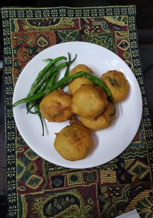A picture of Spicy Aloo Vada (Spicy Potato Fritters).