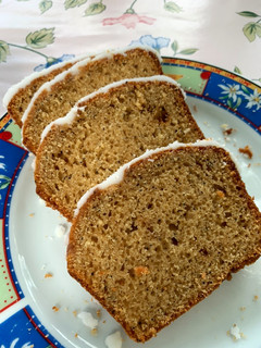 Una foto de Budín fresco de limón, jengibre y amapola