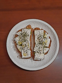 Una foto de Tostadas con aguacate, queso fresco al ajo y perejil