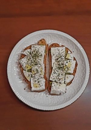 Foto principal de Tostadas con aguacate, queso fresco al ajo y perejil